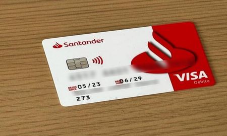 Una de las tarjetas halladas en el interior del departamento alquilado por Benavidez.&nbsp;