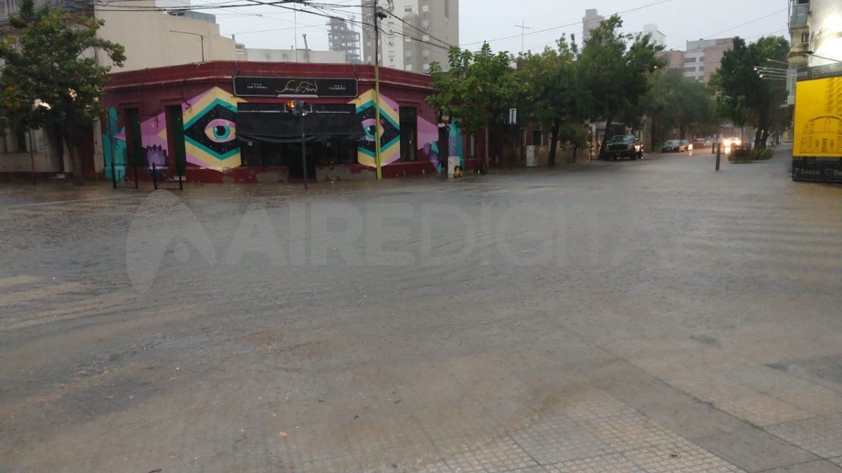 La tormenta volvió a inundar calles y complicar la circulación del tránsito en Santa Fe.