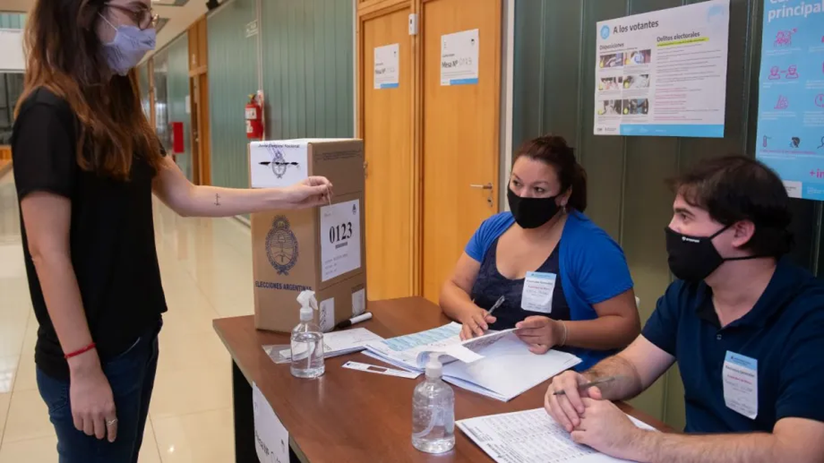 Debido a la pandemia están exceptuados de ir a votar a quienes tengan COVID-19, quienes sean casos sospechosos, los contactos estrechos de un caso positivo y las personas que por ser grupo de riesgo tengan indicación médica de no ir a votar.