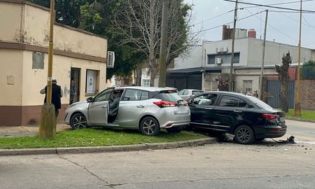 El fuerte choque ocurrió en Vélez Sarsfield y Hernandarias, en el norte de Santa Fe. Uno de los vehículos impactó contra un poste de hormigón. El fuerte choque ocurrió en Vélez Sarsfield y Hernandarias, en el norte de Santa Fe. Uno de los vehículos impactó contra un poste de hormigón.