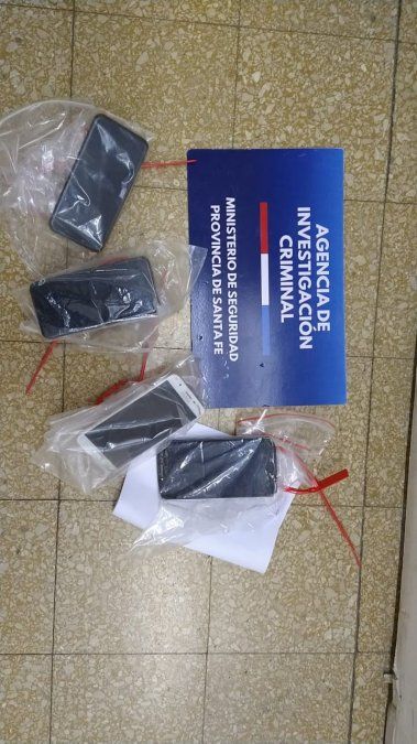 Los cuatro celulares incautados en los dos allanamientos