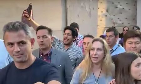 Karina Milei y Martín Menem tuvieron que evacuar tras incidentes mientras apoyaban al candidato de La Libertad Avanza, Lisandro Almirón. Karina Milei y Martín Menem tuvieron que evacuar tras incidentes mientras apoyaban al candidato de La Libertad Avanza, Lisandro Almirón.