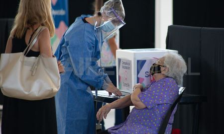 Desde Salud indicaron que las personas que contrajeron covid, deben esperar 90 días antes de colocarse la tercera dosis. Desde Salud indicaron que las personas que contrajeron covid, deben esperar 90 días antes de colocarse la tercera dosis.