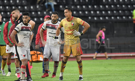 Colón perdió en el desempate con Gimnasia y descendió a la Primera Nacional. Colón perdió en el desempate con Gimnasia y descendió a la Primera Nacional.