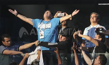 El Díez, Díos y tantos calificativos que no alzacan para describir lo que fue Maradona. El Díez, Díos y tantos calificativos que no alzacan para describir lo que fue Maradona.