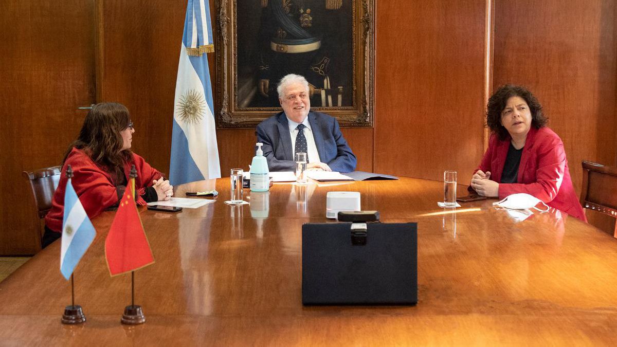 Autoridades de Argentina y China acordaron realizar los ensayos clínicos de Fase III de la vacuna contra COVID-19 en nuestro país.