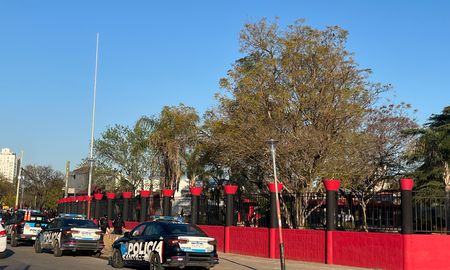 La sede de Colón durante este lunes tras los incidentes en el predio, con presencia policial. La sede de Colón durante este lunes tras los incidentes en el predio, con presencia policial.