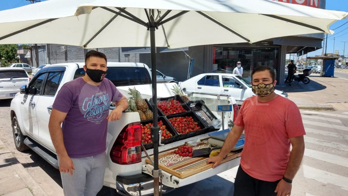 Dos integrantes de la banda de cumbia santafesina Los Bam Band salieron a vender frutas y verduras para sostenerse en el duro momento de la pandemia.