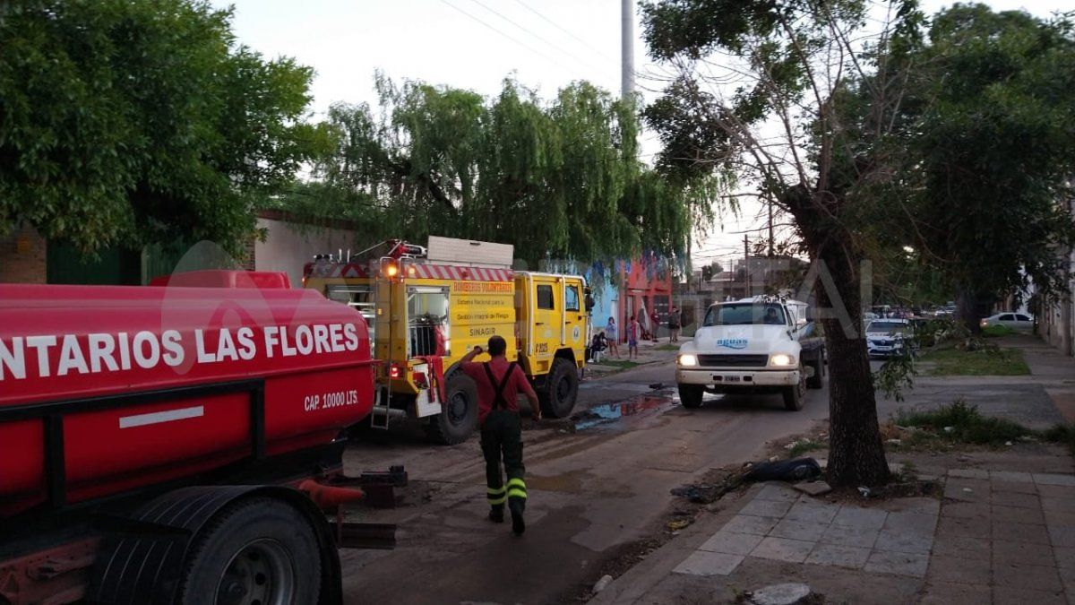 En el lugar del incendio trabajaron los bomberos zapadores y los bomberos voluntarios de Las Flores y de Recreo. 
