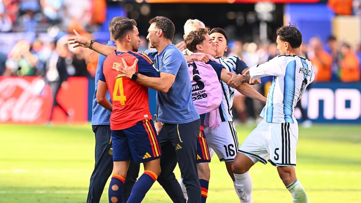 Durísima sanción de FIFA a la Argentina y a tres jugadores por los incidentes en la final del Mundial contra España. Durísima sanción de FIFA a la Argentina y a tres jugadores por los incidentes en la final del Mundial contra España.