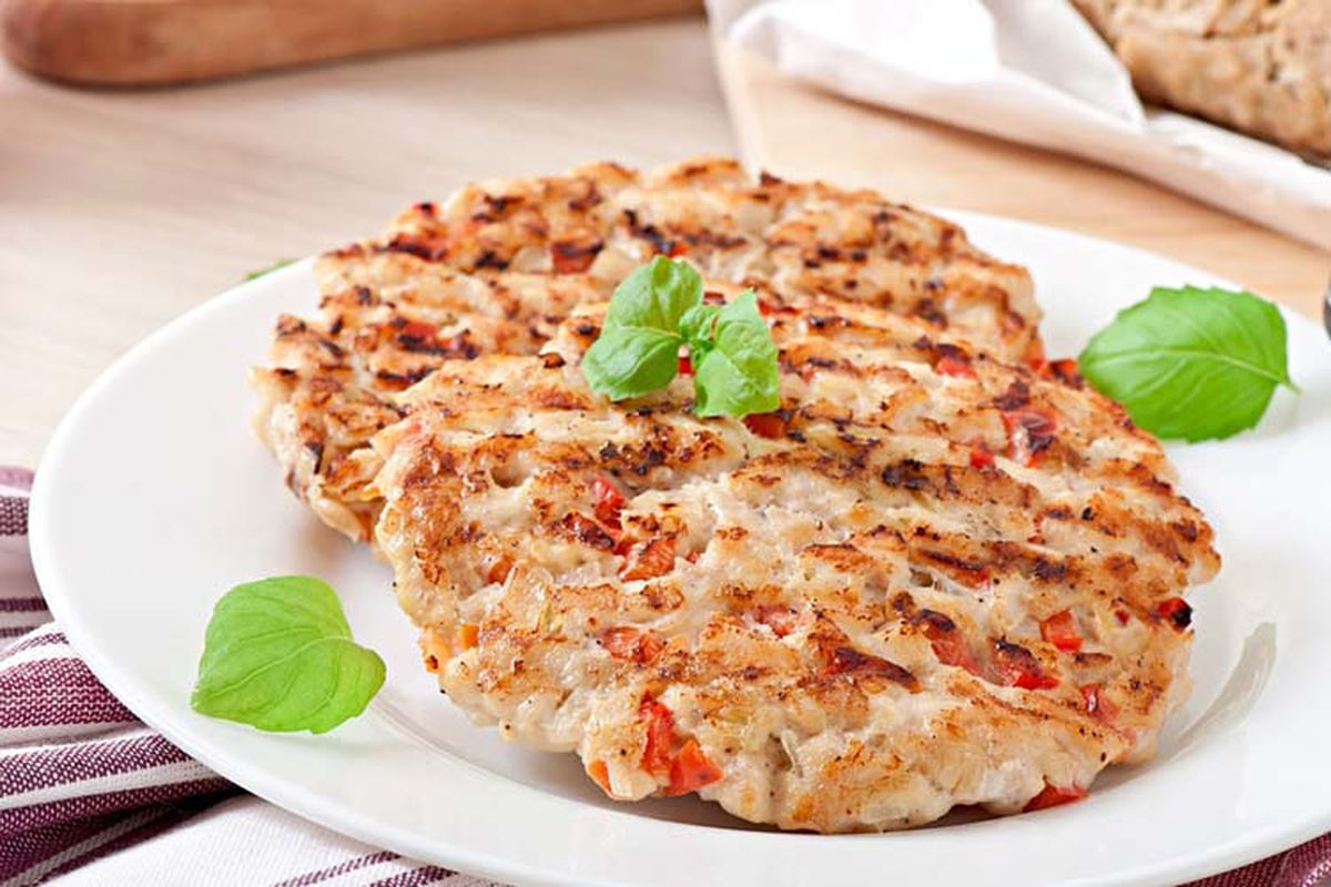 Las hamburguesas de pollo son muy sencillas de hacer en casa y lleva pocos ingredientes. Las hamburguesas de pollo son muy sencillas de hacer en casa y lleva pocos ingredientes.