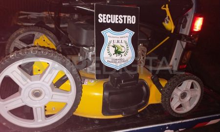 La máquina de césped que recuperó la policía, tras un robo en el barrio Los Hornos, en la ciudad de Santa Fe La máquina de césped que recuperó la policía, tras un robo en el barrio Los Hornos, en la ciudad de Santa Fe