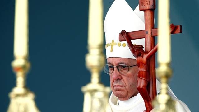 Prohibido fumar: el Papa ordenó que no se vendan más cigarrillos en el Vaticano