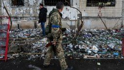 Uno de los requisitos impuestos por el ejército ucraniano para que los periodistas puedan llegar a la capital, Kiev, es llevar chaleco antibalas.