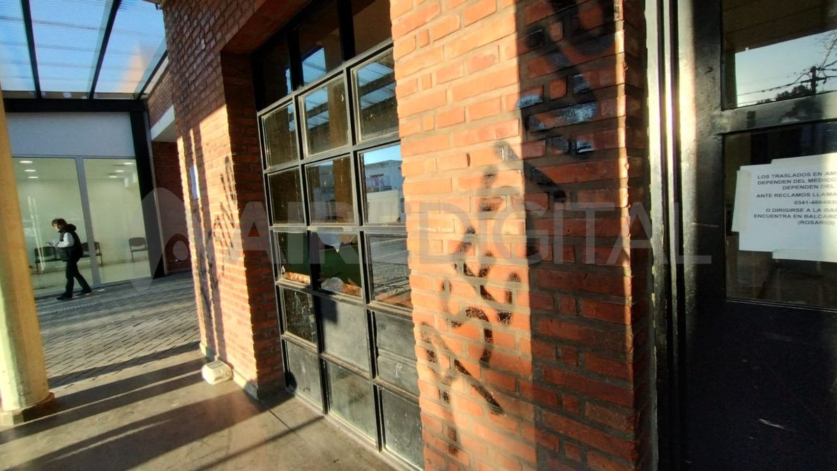 Villa Gobernador Gálvez: familiares de un repartidor fallecido provacron disturbios en el hospital