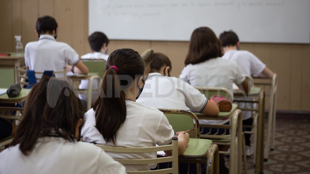 En las aulas, los bancos se ubican con el distanciamiento recomendado y los alumnos deben utilizar tapaboca.