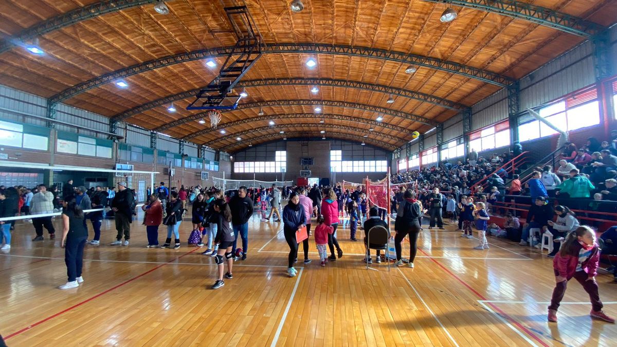 En el gimnasio Roque Otrino, se está llevando a cabo el primer encuentro de minivóley En el gimnasio Roque Otrino, se está llevando a cabo el primer encuentro de minivóley