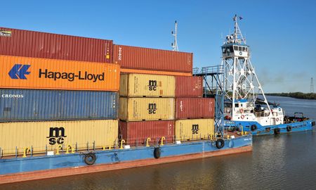 Se cargaron otras 2.500 toneladas de maíz quebrado en un nuevo embarque con destino a Uruguay. Al mismo tiempo, en el ala Este de la Terminal Agrograneles, se consolidan contenedores con sorgo con destino a Taiwán. Se cargaron otras 2.500 toneladas de maíz quebrado en un nuevo embarque con destino a Uruguay. Al mismo tiempo, en el ala Este de la Terminal Agrograneles, se consolidan contenedores con sorgo con destino a Taiwán.
