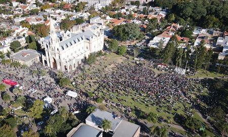 La 123° edición de la festividad gozó con la participación de miles de creyentes que se acercaron a la Basílica para rendir homenaje a la Virgen de Guadalupe. La 123° edición de la festividad gozó con la participación de miles de creyentes que se acercaron a la Basílica para rendir homenaje a la Virgen de Guadalupe.