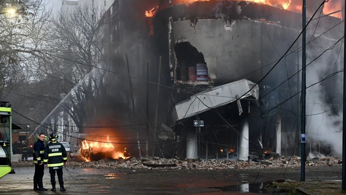 Un depósito de electrodomésticos en La Plata se incendió y hay peligro de derrumbe. El lugar ya había sido clausurado por la Municipalidad hace unas semanas.