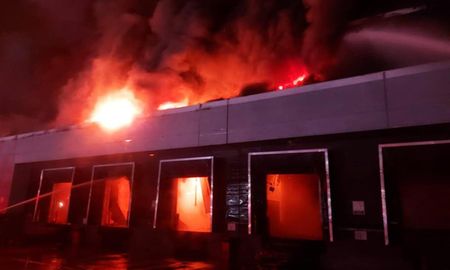 Trascendió que el fuego se habría iniciado en el depósito de cartones de la panificadora y para controlarlo arribaron en primer lugar los Bomberos de San Fernando. Trascendió que el fuego se habría iniciado en el depósito de cartones de la panificadora y para controlarlo arribaron en primer lugar los Bomberos de San Fernando.