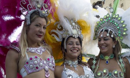 Reprogramaron los carnavales de Santo Tomé para el fin de semana del 4 al 6 de marzo. Reprogramaron los carnavales de Santo Tomé para el fin de semana del 4 al 6 de marzo.