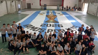 La bandera de Argentina que recorre las escuelas y clubes de Santa Fe y será entregada a los Campeones del Mundo