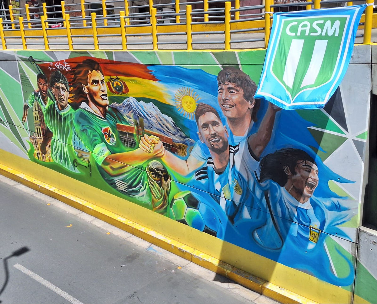 En la paz, para el partido de Bolivia vs. Argentina. En la paz, para el partido de Bolivia vs. Argentina.
