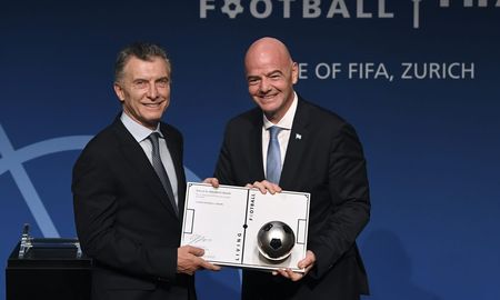 Mauricio Macri, presidente de la Fundación FIFA, organizará un partido de fútbol para recaudar fondos y ayudar a combatir la pandemia de coronavirus. Mauricio Macri, presidente de la Fundación FIFA, organizará un partido de fútbol para recaudar fondos y ayudar a combatir la pandemia de coronavirus.
