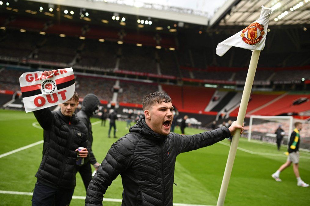 Hinchas del Manchester United invadieron Old Trafford para pedir la salida de los Glazer, los dueños del club inglés.