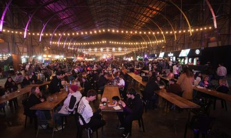 Familias, parejas y grupos de amigos recorrieron los puestos, compartieron comidas típicas y brindaron con cerveza artesanal. Familias, parejas y grupos de amigos recorrieron los puestos, compartieron comidas típicas y brindaron con cerveza artesanal.