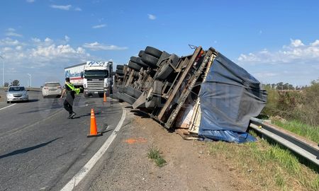 Volcó un camión en el rulo de acceso a la Autovía N° 19 Volcó un camión en el rulo de acceso a la Autovía N° 19