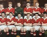 A las 15.04 del jueves 6 de febrero de 1958, una tragedia que le arrebató la vida a 23 personas marcaría para siempre a una generación de jugadores del Manchester United que prometía conquistar toda Europa. A las 15.04 del jueves 6 de febrero de 1958, una tragedia que le arrebató la vida a 23 personas marcaría para siempre a una generación de jugadores del Manchester United que prometía conquistar toda Europa.