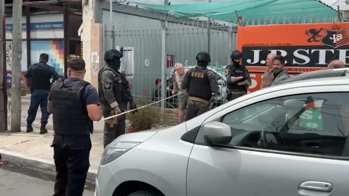 Alerta por un hombre que se atrincheró en un auto y amenazó con suicidarse en San Justo