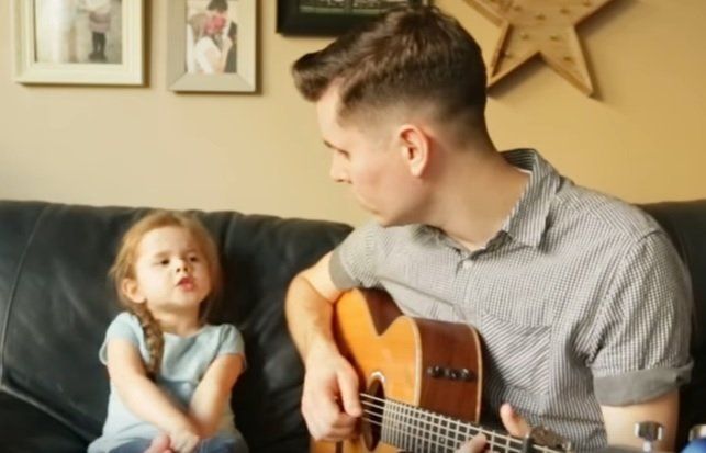 Ternura total: la nena que canta la canción de Toy Story junto a su papá
