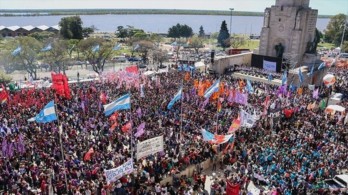 En la actualidad, el Encuentro Nacional de Mujeres convoca a más de 70 mil mujeres de todo el país. En la actualidad, el Encuentro Nacional de Mujeres convoca a más de 70 mil mujeres de todo el país.