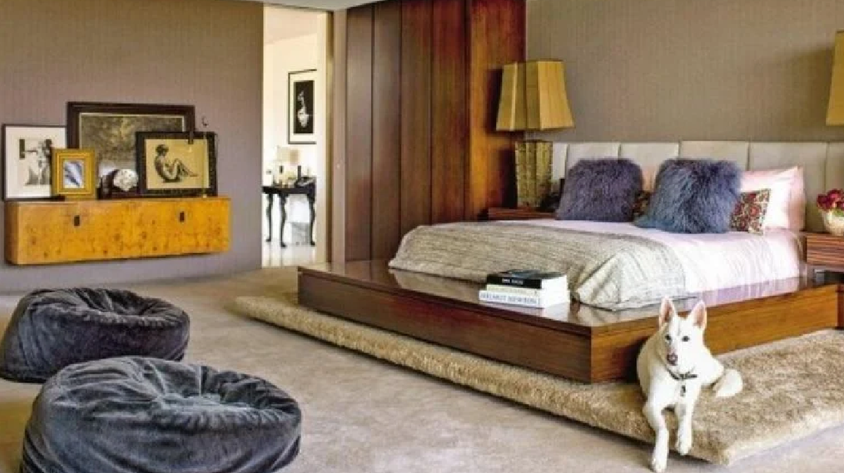 Esta majestuosa propiedad de 4 amplias habitaciones y 6 ba&ntilde;os, posee en su interior un centro de bienestar con sauna, jacuzzi y sala de masajes.
