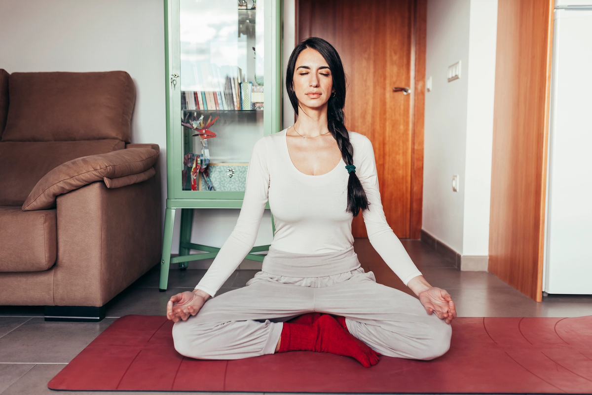 Meditar es una de las actividades que se puede hacer para dormir mejor.