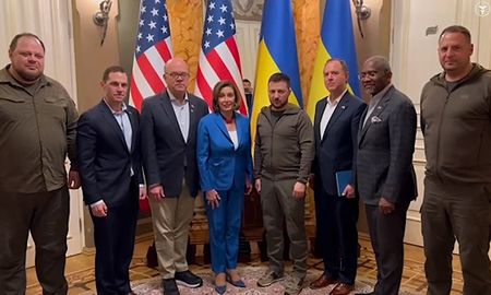 Zelenski se reunió en Kiev con la presidenta de la Cámara de Representantes de Estados Unidos, Nancy Pelosi. Zelenski se reunió en Kiev con la presidenta de la Cámara de Representantes de Estados Unidos, Nancy Pelosi.