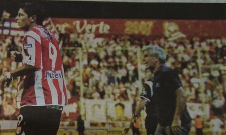 El Turco Alí dando indicaciones en aquella jornada. Unión venció por 1 a 0 con gol de Renzo Gonzalo Vera. Foto: Archivos Ultra Union. El Turco Alí dando indicaciones en aquella jornada. Unión venció por 1 a 0 con gol de Renzo Gonzalo Vera. Foto: Archivos Ultra Union.