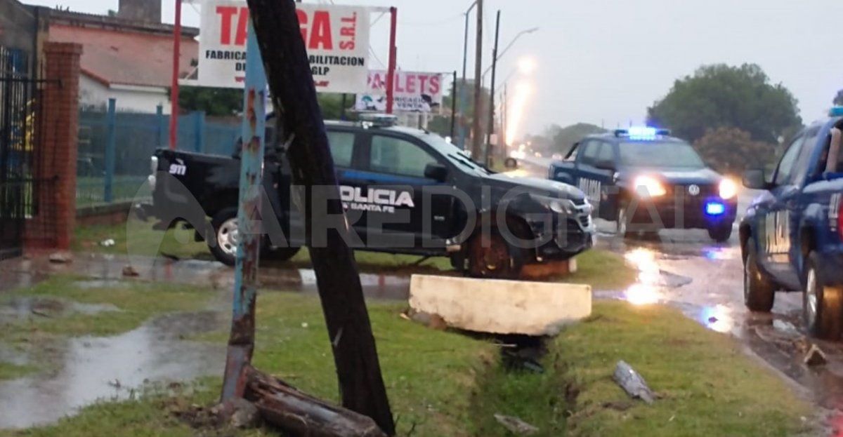 El móvil policia perdió el control a causa de una rotura de una cubierta.