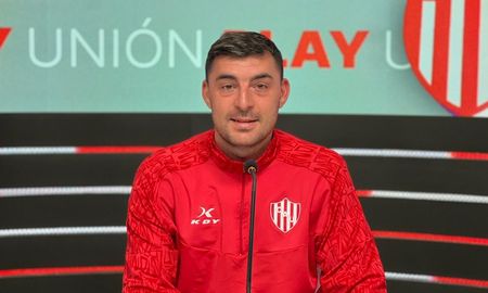Paulo Poccia, entrenador del plantel de Primera del fútbol femenino de Unión. Paulo Poccia, entrenador del plantel de Primera del fútbol femenino de Unión.