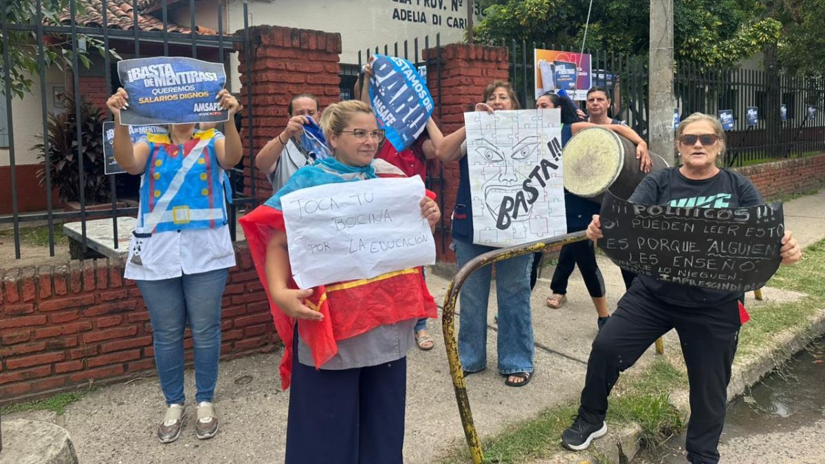 El abrazo simbólico fue impulsado por docentes autoconvocados, no orgánicamente convocados por los gremios. El abrazo simbólico fue impulsado por docentes autoconvocados, no orgánicamente convocados por los gremios.