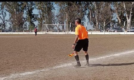 Sergio Arrieta, árbitro de la Liga Rafaelina dirigió en medias por prestarle sus botines a un joven a quien se le habían roto los suyos. Sergio Arrieta, árbitro de la Liga Rafaelina dirigió en medias por prestarle sus botines a un joven a quien se le habían roto los suyos.