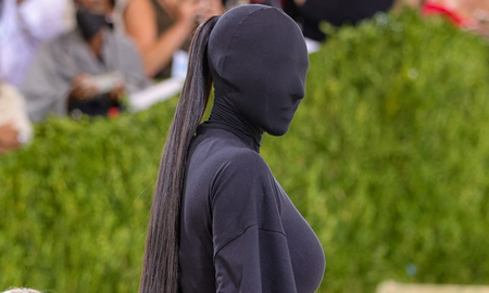 La empresaria, Kim Kardashian, lució una vestimenta negra que le tapaba hasta la cara y fue la más comentada de todo el evento de la moda. La empresaria, Kim Kardashian, lució una vestimenta negra que le tapaba hasta la cara y fue la más comentada de todo el evento de la moda.