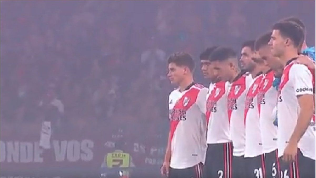 Video: El Minuto De Silencio Por Los Hinchas De River Que Fallecieron ...