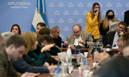 Diputados de JxC y otros bloques de la oposición pidieron que se convoque a una sesión especial para el próximo miércoles a las 10 para tratar el dictamen firmado el martes pasado. Diputados de JxC y otros bloques de la oposición pidieron que se convoque a una sesión especial para el próximo miércoles a las 10 para tratar el dictamen firmado el martes pasado.