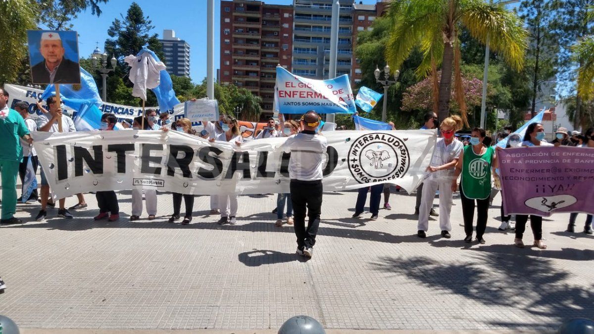 Cerca de 15.000 enfermeros en todas la provincia motorizan el reclamo