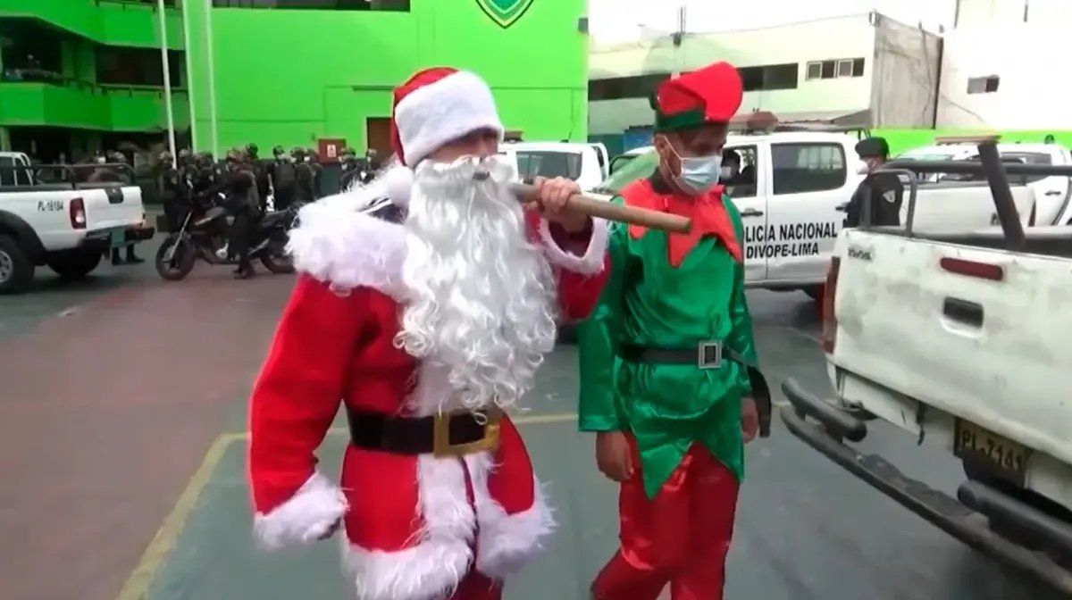 Policías se disfrazaron de Papá Noel y de duende para un allanamiento antidrogas