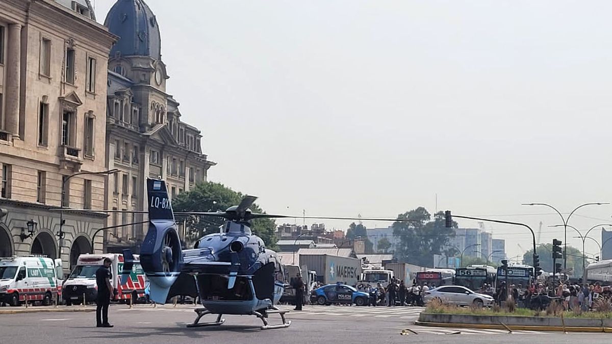 Una oficial de la Policía de la Ciudad de Buenos Aires fue gravemente herida al enfrentarse a tiros con al menos un delincuente en la estación Retiro de la Línea C del Subte y fue trasladada en helicóptero al Hospital Churruca donde será intervenida quirúrgicamente.